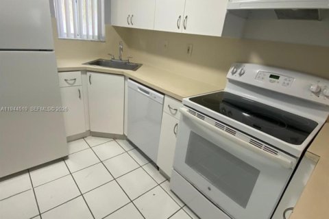 Condo in Hialeah, Florida, 2 bedrooms  № 2001070 - photo 5