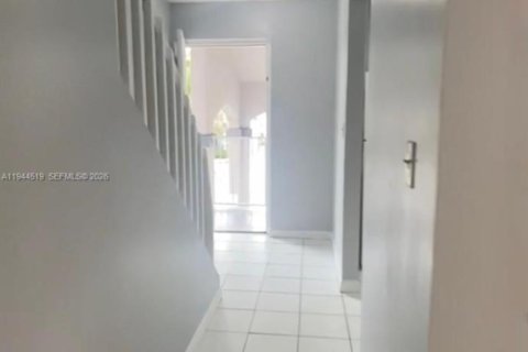 Condo in Hialeah, Florida, 2 bedrooms  № 2001070 - photo 8