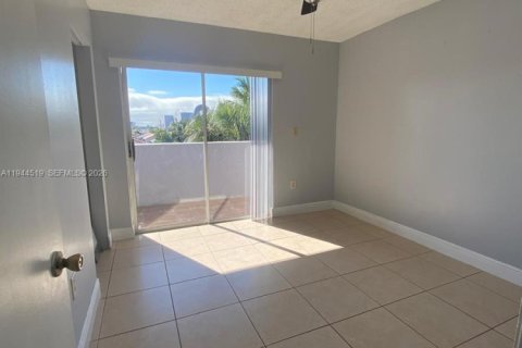 Condo in Hialeah, Florida, 2 bedrooms  № 2001070 - photo 11