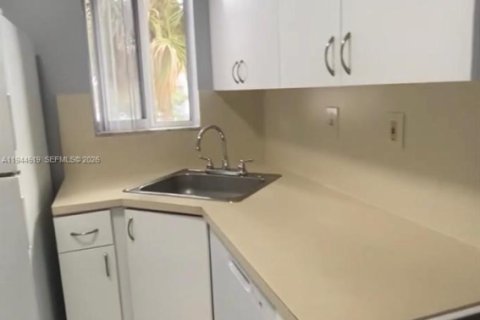 Condo in Hialeah, Florida, 2 bedrooms  № 2001070 - photo 3