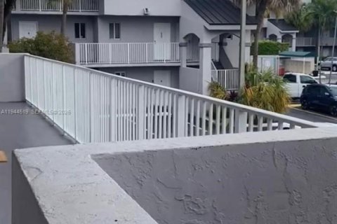 Condo in Hialeah, Florida, 2 bedrooms  № 2001070 - photo 19