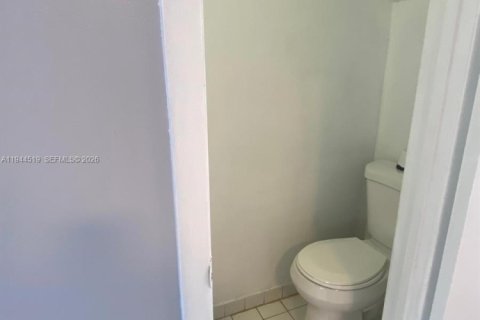 Condo in Hialeah, Florida, 2 bedrooms  № 2001070 - photo 9