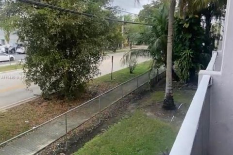 Condo in Hialeah, Florida, 2 bedrooms  № 2001070 - photo 20