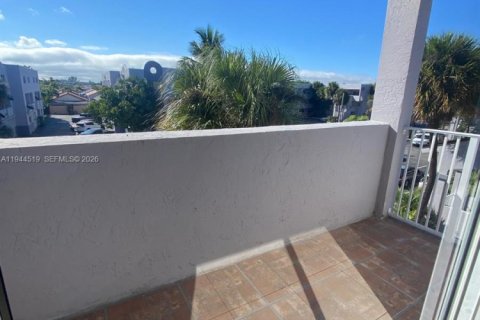 Condo in Hialeah, Florida, 2 bedrooms  № 2001070 - photo 12
