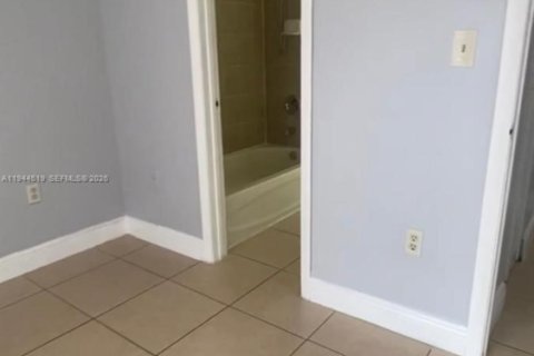 Condo in Hialeah, Florida, 2 bedrooms  № 2001070 - photo 15