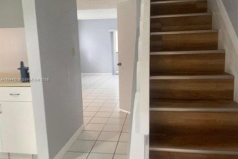 Condo in Hialeah, Florida, 2 bedrooms  № 2001070 - photo 2