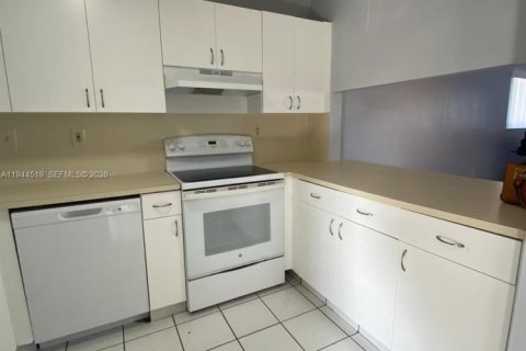Condo in Hialeah, Florida, 2 bedrooms  № 2001070 - photo 4