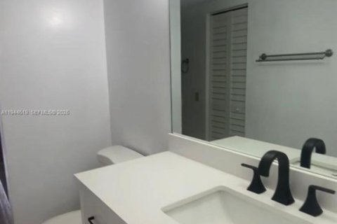 Condo in Hialeah, Florida, 2 bedrooms  № 2001070 - photo 13