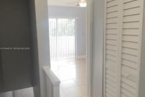 Condo in Hialeah, Florida, 2 bedrooms  № 2001070 - photo 10