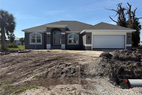 House in Rotonda, Florida 4 bedrooms, 216.46 sq.m. № 1521973 - photo 1