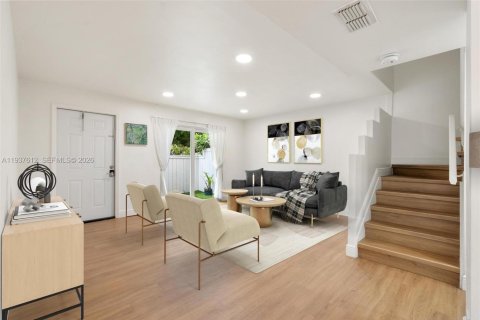 Adosado en Miami, Florida 3 dormitorios, 117.99 m2 № 1996658