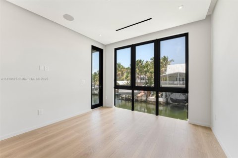 House in Key Largo, Florida 5 bedrooms, 415.55 sq.m. № 2021014 - photo 26