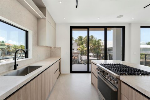 House in Key Largo, Florida 5 bedrooms, 415.55 sq.m. № 2021014 - photo 13