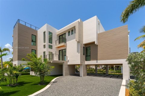 House in Key Largo, Florida 5 bedrooms, 415.55 sq.m. № 2021014 - photo 2