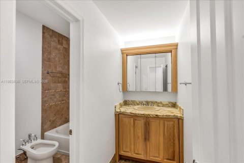 Купить виллу или дом в Майами-Лейкс, Флорида 4 спальни, 223.34м2, № 2027111 - фото 20