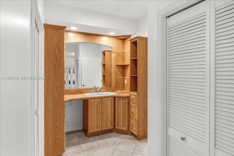 Купить виллу или дом в Майами-Лейкс, Флорида 4 спальни, 223.34м2, № 2027111 - фото 14