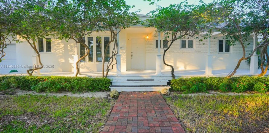 House in Key Biscayne, Florida 3 bedrooms, 130.34 sq.m. № 1850785