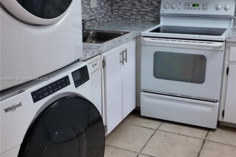 Condominio en alquiler en Davie, Florida, 2 dormitorios, 92.9 m2 № 2025645 - foto 3