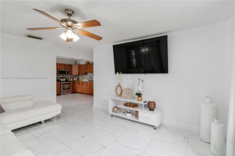 Casa en venta en Hialeah, Florida, 4 dormitorios, 114.46 m2 № 1830711 - foto 6
