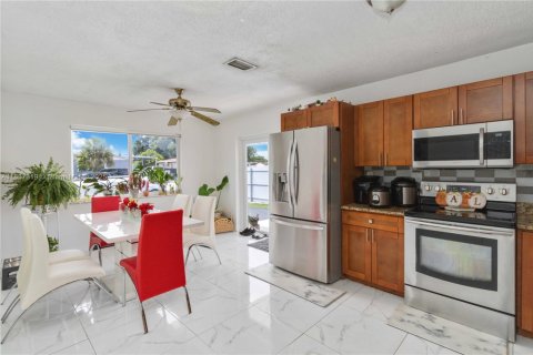 Casa en venta en Hialeah, Florida, 4 dormitorios, 114.46 m2 № 1830711 - foto 9