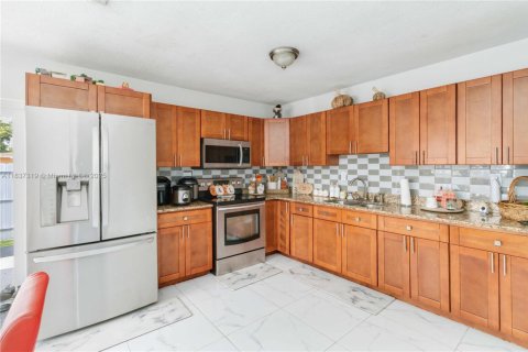 Casa en venta en Hialeah, Florida, 4 dormitorios, 114.46 m2 № 1830711 - foto 15