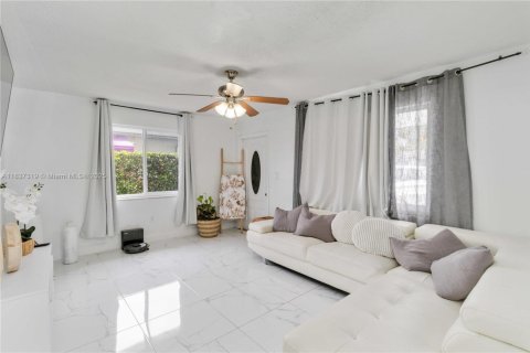 Casa en venta en Hialeah, Florida, 4 dormitorios, 114.46 m2 № 1830711 - foto 7