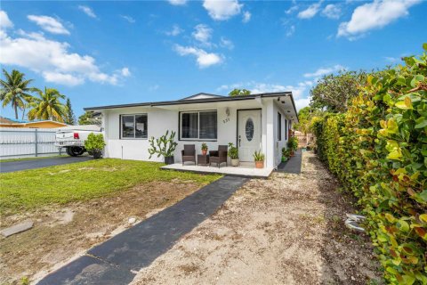 Casa en venta en Hialeah, Florida, 4 dormitorios, 114.46 m2 № 1830711 - foto 2
