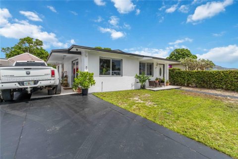 Casa en venta en Hialeah, Florida, 4 dormitorios, 114.46 m2 № 1830711 - foto 1