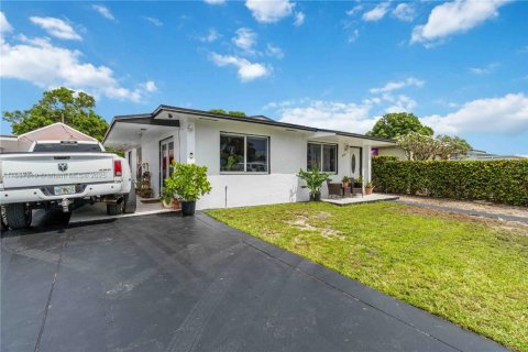 Casa en venta en Hialeah, Florida, 4 dormitorios, 114.46 m2 № 1830711 - foto 4