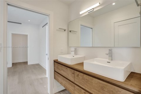 Adosado en venta en Miami, Florida, 4 dormitorios, 232.26 m2 № 1814381 - foto 24
