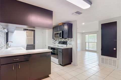 House in Tampa, Florida 3 bedrooms, 160.35 sq.m. № 2205022 - photo 16