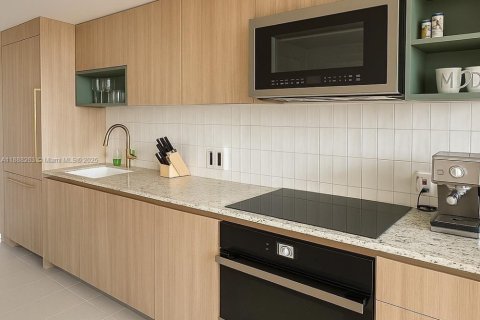 Condo in Miami, Florida, 1 bedroom  № 1943518 - photo 13