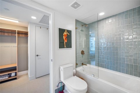 Condo in Miami, Florida, 1 bedroom  № 1943518 - photo 14