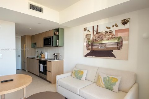 Condo in Miami, Florida, 1 bedroom  № 1943518 - photo 3