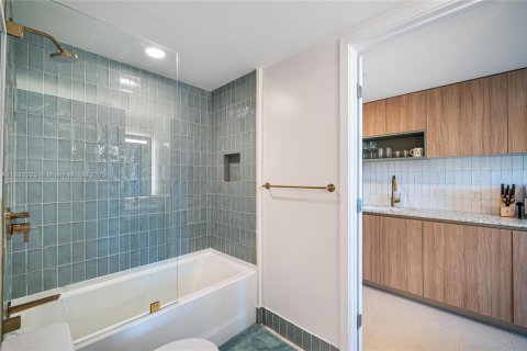 Condo in Miami, Florida, 1 bedroom  № 1943518 - photo 12