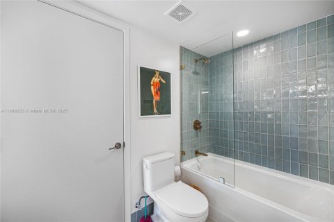 Condo in Miami, Florida, 1 bedroom  № 1943518 - photo 15