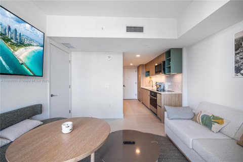 Condo in Miami, Florida, 1 bedroom  № 1943518 - photo 11
