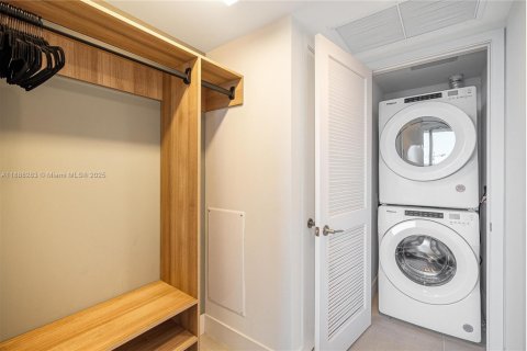 Condo in Miami, Florida, 1 bedroom  № 1943518 - photo 27