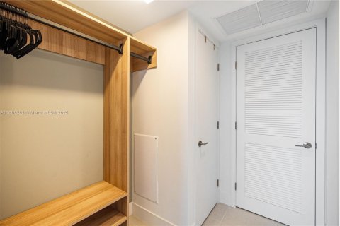 Condo in Miami, Florida, 1 bedroom  № 1943518 - photo 26