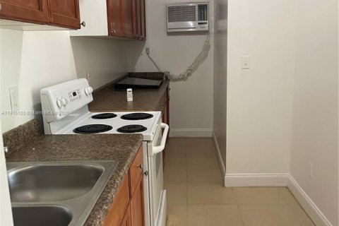 House in North Miami Beach, Florida 2 bedrooms № 2090279