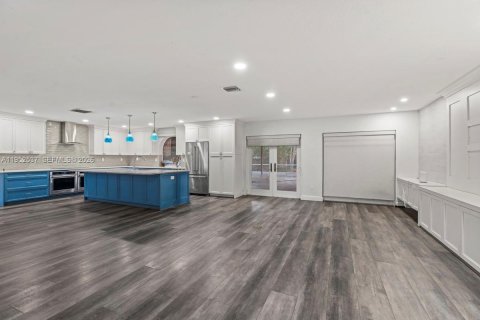 House in Davie, Florida 4 bedrooms, 279.45 sq.m. № 2011147 - photo 9