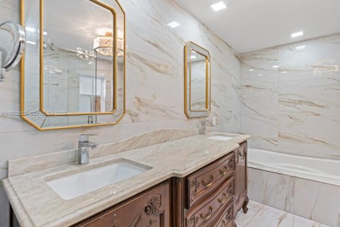 House in Davie, Florida 4 bedrooms, 279.45 sq.m. № 2011147 - photo 17