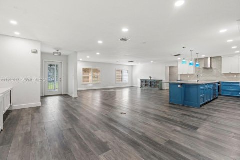 House in Davie, Florida 4 bedrooms, 279.45 sq.m. № 2011147 - photo 6