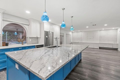 House in Davie, Florida 4 bedrooms, 279.45 sq.m. № 2011147 - photo 8