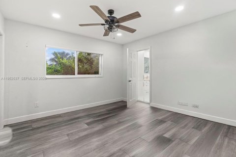 House in Davie, Florida 4 bedrooms, 279.45 sq.m. № 2011147 - photo 25