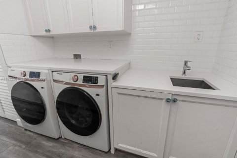 House in Davie, Florida 4 bedrooms, 279.45 sq.m. № 2011147 - photo 20