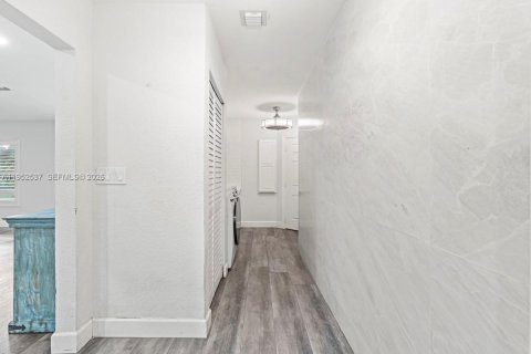 House in Davie, Florida 4 bedrooms, 279.45 sq.m. № 2011147 - photo 19