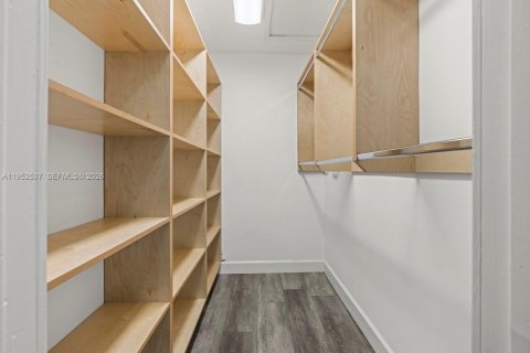 House in Davie, Florida 4 bedrooms, 279.45 sq.m. № 2011147 - photo 28