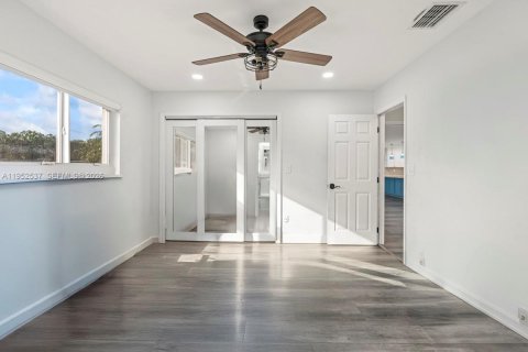 House in Davie, Florida 4 bedrooms, 279.45 sq.m. № 2011147 - photo 23