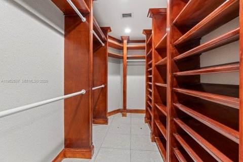 House in Davie, Florida 4 bedrooms, 279.45 sq.m. № 2011147 - photo 15